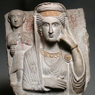 Rilievo funerario con ritratto di Batmalkû e Hairan, III secolo d.C., Calcare dorato e dipinto, 47.3 x 16.5 x 53.5 cm, Museo delle Civiltà - Collezioni d’Arte Orientale ‘Giuseppe Tucci’ di Roma