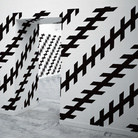 Carsten Höller, Zöllner Stripes, 2001, Pittura nera o pellicola adesiva nera su muro bianco, Dimensioni variabili | Courtesy dell’artista - Foto © Attilio Maranzano, 2004