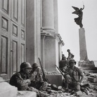 Robert Capa, Soldati americani a Troina, nei pressi della cattedrale di Maria Santissima Assunta, dopo il 6 agosto 1943