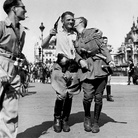 Due partigiani si ritrovano nella piazza del municipio cittadino durante gli ultimi combattimenti per la liberazione di Parigi. Parigi, Francia, 25 agosto 1944