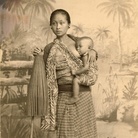 Eliza R. Scidmore, Indonesia 1907, Ritratto di donna giavanese mentre allatta il suo bambino, Isola di Giava, 