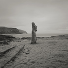 Kenro Izu, Moai #1, Easter Island, Chile, 1989, dalla serie “Sacred Places”, stampa al platino, 35,5x51 cm
