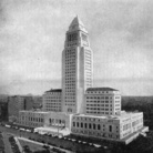 Il Municipio di Los Angeles poco dopo il suo completamento nel 1931, Veduta della facciata Ovest, con lo scalone d'ingresso e l'entrata alla corte, Didascalia originale: New Los Angeles City Hall che ha 28 piani e domina il Civic Center