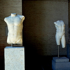 In primo piano: Torso di una statua raffigurante Apollo, copia romana di originale greco del 460 a.C. Sullo sfondo: Diadumenos, copia romana di statua di Policleto del 430 a.C. | Foto: Giorgia Bombino per © ARTE.it 2017