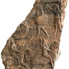 Frammento di bassorilievo assiro in calcare, Provenienza Ninive (Odierna Kuyunjik, Iraq), Età di Sennacherib, 70 4- 681 a.C., 36 x 47 cm | Courtesy of Museo Archeologico Nazionale di Venezia, Dono dello scopritore Austen Henry Layard (ca. 1875)