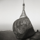 Kenro Izu, Golden Rock #39, Burma, 1996, dalla serie “Sacred Places”, stampa al platino, 35,5x51 cm