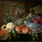 Jan Davidsz de Heem (1606 - 1684), Natura morta di frutta con un calice à la façon de Venise, 1562 circa, Olio su tavola, 48.5 x 33.1 x 1.1 cm, Collezione Privata | Courtesy of © Musée National d'Histoire ed d'Art Luxembourg | Foto: MNHA - Tom Lucas