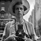 Vivian Maier, New York, 10 settembre, 1955 (© Vivian Maier/Maloof Collection, Courtesy of Howard Greenberg Gallery, New York)