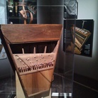 La Clavi-Viola di Leonardo. Strumento musicale ideato da Leonardo da Vinci che produce il suono di una viola con utilizzando la tastiera di un organo