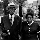 The Gordon Parks, Marito e moglie la domenica mattina, Fort Scott, Kansas, 1949. © The Gordon Parks Foundation