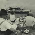 Henri Cartier-Bresson, Domenica in riva alla Senna, Francia, 1938. © Henri Cartier-Bresson/Magnum Photos-Courtesy Fondation HCB