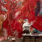 La foto ritrae Marc Chagall nel 1966 mentre lavora alla scenografia dello spettacolo 