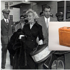 Foto originale stampa e valigia in pelle di Marilyn Monroe con iniziali, usata durante la sua luna di miele nel 1954, Collezione Stampfer | Collage: © Ted Stampfer