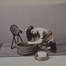 Kusakabe Kimbei, Donna che si lava i capelli, 1890 circa, Giappone Segreto. Capolavori della fotografia dell'800 | Courtesy of Palazzo del Governatore, Parma 2016