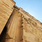 Cattedrale della Natività di Maria Santissima, Prospetto laterale esterno, Dettaglio dell'incorporamento delle colonne greche dell'antico Tempio di Atena, Siracusa, Isola di Ortigia | Foto: © ARTE.it