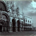 Carlo Naya, Venezia, Piazza San Marco, basilica di San Marco verso la piazzetta e il bacino. Notturno con ‘effetto chiaro di luna’, ante 1885. Stampa all’albumina con viraggio su carta colorata 