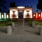 Il tricolore illumina la facciata di ingresso del Parco Archeologico di Ercolano