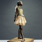 Piccola danzatrice di quattordici anni, fusione eseguita tra il 1921 e il 1931 bronzo patinato, tutu in tulle, nastro in satin; base di legno; 98x35,2x24,5 cm 