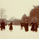 Henri Lemoine, Bois de Boulogne, lago ghiacciato e pattinatori, 1894-1900, Aristotipo, 8.3 x 6.7 cm, Parigi, Musée d'Orsay