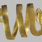 Armilla a corpo di serpente, I sec. d.C., oro lavorato a fusione e incisione, pasta vitrea verde, diametro 9,8 cm, Museo Archeologico Nazionale, Napoli