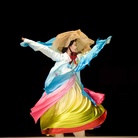 Jodi Cobb, Corea del Sud 2009, Una modella vestita di seta danza alla sfilata di Hanbok, 