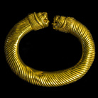 Bracciale a cerchio aperto con corpo a sezione cilindrica e terminazioni zoomorfe costituite da protomi leonine, VI secolo a.C., Kurdistan (Iran occidentale), Oro, Diaetro 8.5 x 2.3 cm, Peso 125 gr | Photo © Gianluca Baronchelli