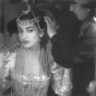 Maria Callas in camerino mentre si prepara ad interpretare l'Ifigenia di Gluck, Milano 1957, In basso si vede la Sacra Famiglia di Cignaroli | Courtesy of Arthemisia Group e Gruppo AGSM