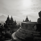 Kenro Izu, Borobdur #15, Indonesia, 1996, dalla serie “Sacred Places”, stampa ai pigmenti, 72x102 cm