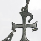 Pendente a forma di croce dagli scavi della casa delle Bestie Ferite. IV secolo