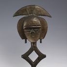 Figura di reliquiario (mbulu ngulu), Probabilmente fine XIX secolo - inizio XX secolo, Artista non riconosciuto, Kota, Gabon, Legno, rame e ferro, 61 x 35 x 11 cm | Foto: © manusardi.it