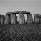 Kenro Izu, Stonehenge #69, England, 1981 dalla serie “Sacred Places”, stampa ai sali d’argento, 25x33 cm