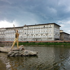 Il Sedicente Moradi, IL TUFFATORE, assemblaggio di materiali vari. Pescaia di Santa Rosa, Firenze - 26 maggio 2014 (rimossa dopo due mesi)