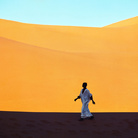 Un ragazzo attraversa una valle di dune. Kerzaz, Algeria 1972. © Kazuyoshi Nomachi