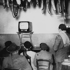 Davanti alla Tv in un casale di campagna, 1954. Rai Teche