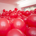 Martin Creed, Work No. 1584 Half the air in a given space, 2013, Palloncini rossi, Parti multiple, ogni palloncino 28 cm di diametro, dimensioni variabili | Courtesy of l’artista e Galleria Lorca n O’Neill