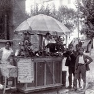 foto Anonimo, Chiosco di bibite fresche, 1930-1940, bianco e nero.