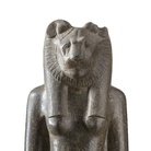 Statua leontocefala seduta di Sekhmet da Tebe, Karnak, Tempio di Amenhotep III, Granodiorite, Nuovo Regno / XVIII Dinastia, Amenofi III (1388-1351 a.C.), 187 x 53x 106 cm, Torino, Museo Egizio | Su concessione del Ministero dei Beni e delle Attività Culturali e del Turismo: Fondazione Museo delle Antichità Egizie di Torino, Archivio Fotografico