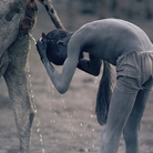 Un ragazzo Nuer si lava i capelli con l’urina di mucca. Jonglei, Sudan del Sud 1981. © Kazuyoshi Nomachi
