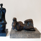 Henry Moore, Standing figure, bronzo, cm 8x8x23h. Reclining figure, bronzo, cm 20x10x13 h. Firenze, collezione Simone Guaita, Stamperia Il Bisonte
