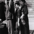 Robert Capa, In coda per l'acqua in una via di Napoli, ottobre 1943