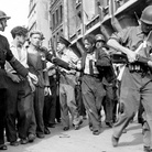 La polizia sottrae al linciaggio un civile sospettato di aver collaborato con i tedeschi. Parigi, Francia, 26 agosto 1944
