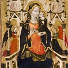 Pittore del Girfalco (Lorenzo di Ugolino?), attivo nel secondo e terzo quarto del XV secolo, Madonna col Bambino in trono e due angeli adoranti, 1445-50 circa ,Tempera e oro su tavola, Fermo, Pinacoteca civica dalla Chiesa di San Domenico