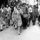Umiliazione pubblica di una donna punita per aver collaborato con i nazisti o per aver avuto relazioni sessuali con i tedeschi (la cosiddetta “collaborazione orizzontale”). Francia, giugno - settembre 1944