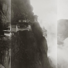 Kenro Izu, Taksan #131, Bhutan, 2003, dalla serie “Bhutan Sacred Within”, stampa al platino, 51x107 cm