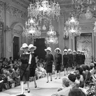 Luglio 1962, Sfilata di cappellini in Sala Bianca, Palazzo Pitti | © Archivio Foto Locchi