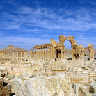Palmira, 15 novembre 2007: l’arco severiano e la Grande via Colonnata. Sullo sfondo il castello arabo