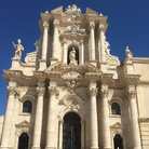 Duomo di Siracusa (Cattedrale della Natività di Maria Santissima), La facciata, 1728-1731 e 1751-1753, Progetto di Andrea Palma, Architetti-scultori Giuseppe Ferrara e Giovan Battista Alminara, Architetto-pittore Pompeo Picherali, Ortigia | Foto: © ARTE.it