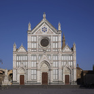 Facciata della Basilica di Santa Croce. Un simbolo della città di Firenze, in quanto luogo di incontro dei più grandi artisti, teologi, religiosi, letterati, umanisti e politici della città tardo-medievale e rinascimentale. L'inizio della costruzione della nuova Basilica sul progetto attribuito all'archietto Arnolfo di Cambio risale al 1294, completata nel 1385. La facciata odierna fu realizzata tra il 1853 e il 1863 ad opera dell'architetto Niccolò Matas| © Muse