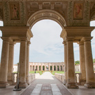 Palazzo Te a Mantova, La serliana della Loggia d'onore e sullo sfondo l'emiciclo dell'esedra | Foto: Errem