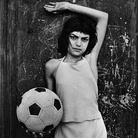 Letizia Battaglia, Palermo, quartiere La Cala. La bambina col pallone, 1980